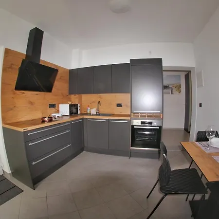 Apartma Deni 아파트 Pobegi