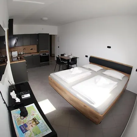 Apartma Deni * Pobegi